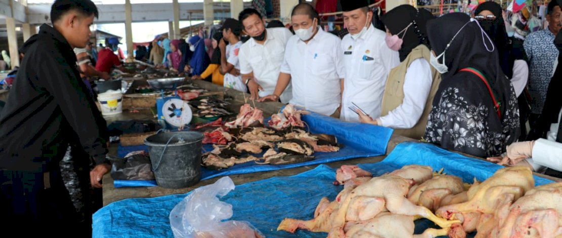 Sekretaris Daerah (Sekda) Kabupaten Luwu Utara, Ir. H. Armiadi, M.S melakukan pemantauan harga di Pasar Tarue, Kecamatan Sabbang Selatan, Rabu (13/4/2022).
