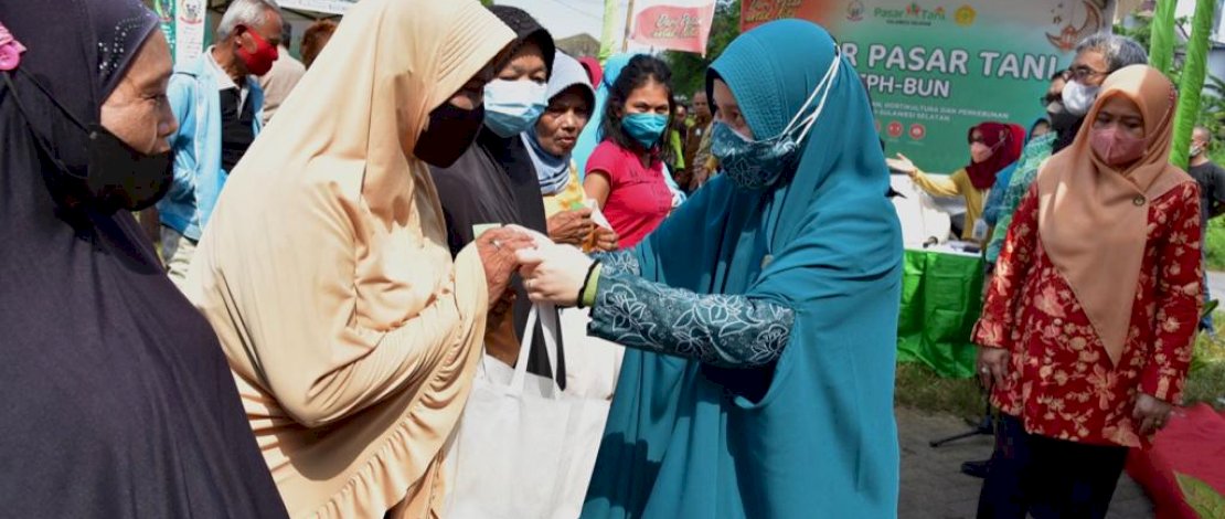 Ketua PKK Sulsel, Naoemi Octarina, menyerahkan bantuan paket pangan kepada masyarakat. Ketua PKK Sulsel, Naoemi Octarina, menyerahkan bantuan paket pangan kepada masyarakat.