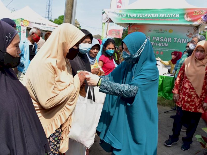 Naoemi Octarina Serahkan Bantuan Paket Pangan di Gelar Pasar Tani