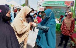 Naoemi Octarina Serahkan Bantuan Paket Pangan di Gelar Pasar Tani