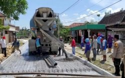 Gelontorkan Dana Pribadi Rp2,8 Miliar, Crazy Rich Ini Perbaiki Jalan di Desanya