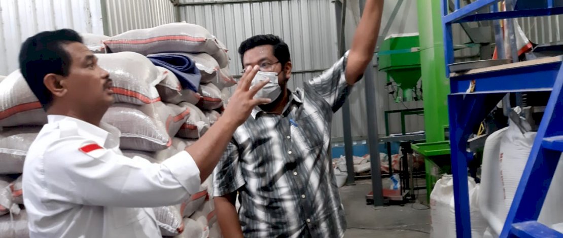 Dirjen Tanaman Pangan, Suwandi, mendampingi Komisioner Ombudsman RI, Yeka Hendra Fatika, melakukan monitoring kegiatan Komando Strategi Penggilingan (Kostraling) dan penyaluran Kredit Usaha Rakyat (KUR) bagi petani di Kabupaten Sragen, Jawa Tengah.