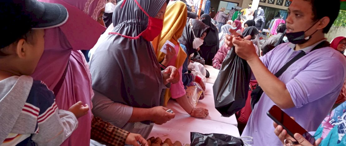 Kementan mondorong Pemerintah Daerah (Pemda) dan stakeholder lainnya untuk mendekatkan stok bahan pangan pokok dengan masyarakat di masing-masing wilayahnya. Kementan mondorong Pemerintah Daerah (Pemda) dan stakeholder lainnya untuk mendekatkan stok bahan pangan pokok dengan masyarakat di masing-masing wilayahnya.