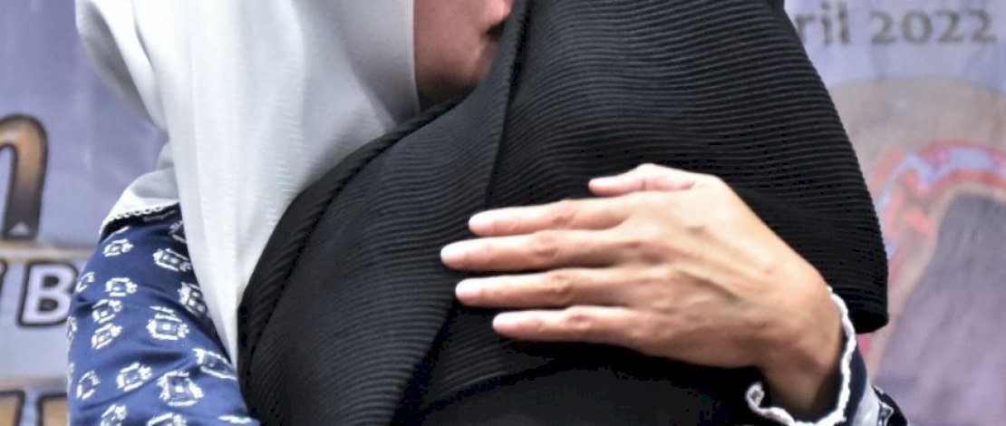 Derai Air Mata Bupati Luwu Utara Saat Diberi Amanah jadi Bunda Yatim