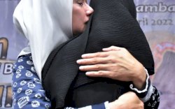 Derai Air Mata Bupati Luwu Utara Saat Diberi Amanah jadi Bunda Yatim