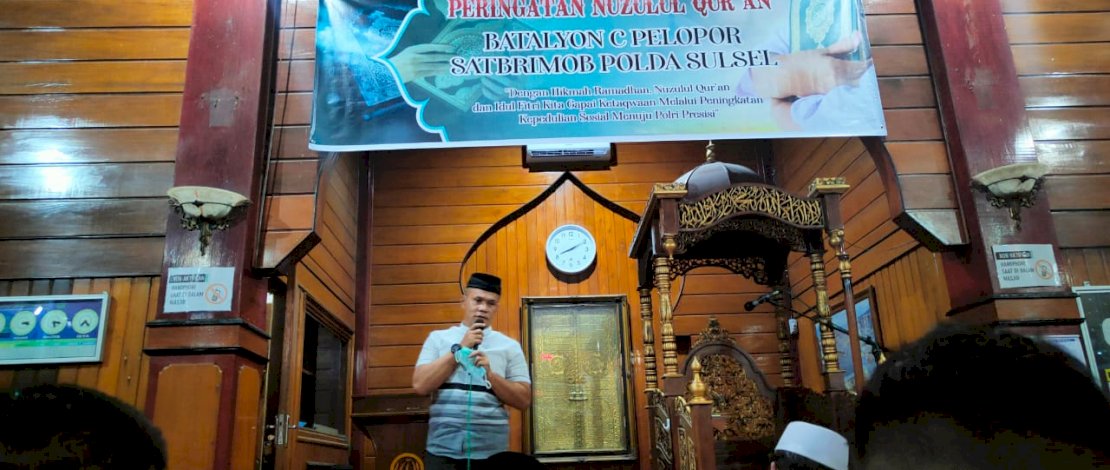 Batalyon C Pelopor Sat Brimob Polda Sulsel, yang memperingati Nuzulul Qur'an di Masjid Babul Ikhlas Mako Yon C Pelopor, Senin malam, 18 April 2022. Batalyon C Pelopor Sat Brimob Polda Sulsel, yang memperingati Nuzulul Qur'an di Masjid Babul Ikhlas Mako Yon C Pelopor, Senin malam, 18 April 2022.