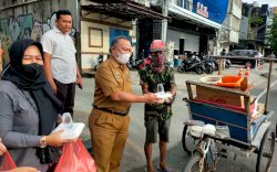 Dharma Wanita Distan Makassar Bagikan Ratusan Takjil 
