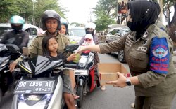 Satpol PP Makassar Bagi Ratusan Takjil ke Pengguna Jalan Losari