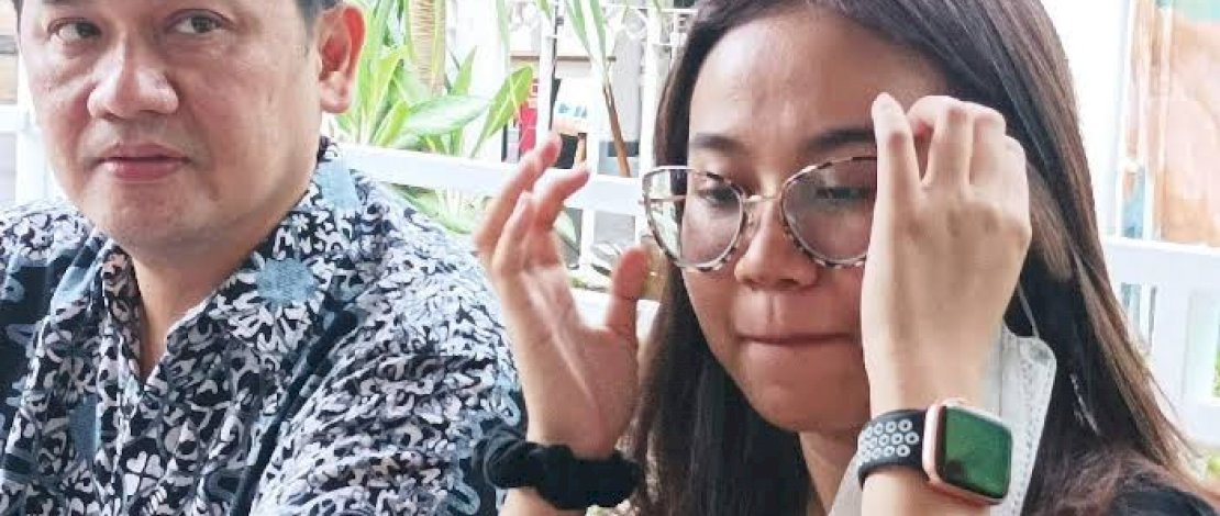 Farhat Abbas dan Mayang saat memberi keterangan kepada awak media, di kawasan Pasar Minggu, Jakarta Selatan, Sabtu (2/4/2022). 

Sumber: JPNN.com