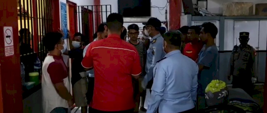 Aparat Geledah Kamar Warga Binaan Rutan Kelas 1 Makassar, Gunting hingga Uang Tunai Disita Aparat Geledah Kamar Warga Binaan Rutan Kelas 1 Makassar, Gunting hingga Uang Tunai Disita