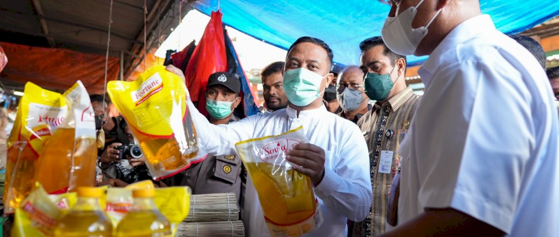 Gubernur Sulsel, Andi Sudirman, melakukan peninjauan harga dan stok sejumlah bahan pokok di Pasar Terong Makassar, Kamis, 21 April 2022. 