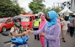 Kenakan Kebaya, Polwan, ASN dan Bhayangkari di Gowa Bagi-bagi Takjil