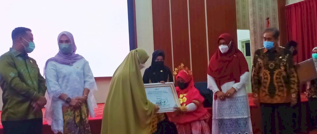 Jumaini, Perempuan asal Sidrap Terima Penghargaan OASE-KIM di Hari Kartini Jumaini, Perempuan asal Sidrap Terima Penghargaan OASE-KIM di Hari Kartini