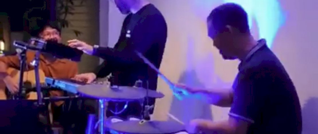 Penampilan Dokter Fadli Ananda memainkan drum di event 'Open House' Riuh Records pukau pengunjung. Penampilan Dokter Fadli Ananda memainkan drum di event 'Open House' Riuh Records pukau pengunjung.