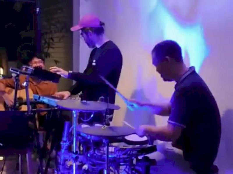 Label Rekaman Riuh Records Kenalkan Kantor Baru, Fadli Ananda Tampil Main Drum Hibur Pengunjung