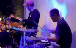 Label Rekaman Riuh Records Kenalkan Kantor Baru, Fadli Ananda Tampil Main Drum Hibur Pengunjung