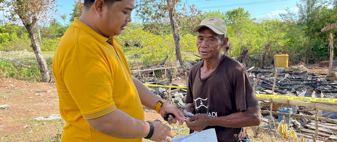 Ketua Golkar Barru, Mudassir Hasri Gani,menyerahkan bantuan kepada salah satu korban kebakaran di Barru. Ketua Golkar Barru, Mudassir Hasri Gani,menyerahkan bantuan kepada salah satu korban kebakaran di Barru.