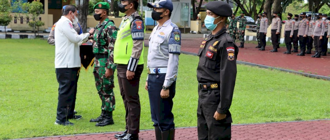 Sekertaris Daerah Kabupaten Luwu, H Sulaiman, yang hadir sebagai pembina upacara menyematkan pita Operasi Ketupat Tahun 2022 ke sejumlah perwakilan apel.