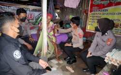 Humas Polres Gowa Berbagi ke Nenek Tua Tinggal Digubuk Reok&nbsp;