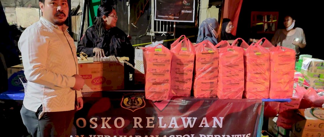 IKA SMA 2 Makassar membagikan makanan dan bantuan kepada korban kebakaran di Jalan Vetran Makassar.
