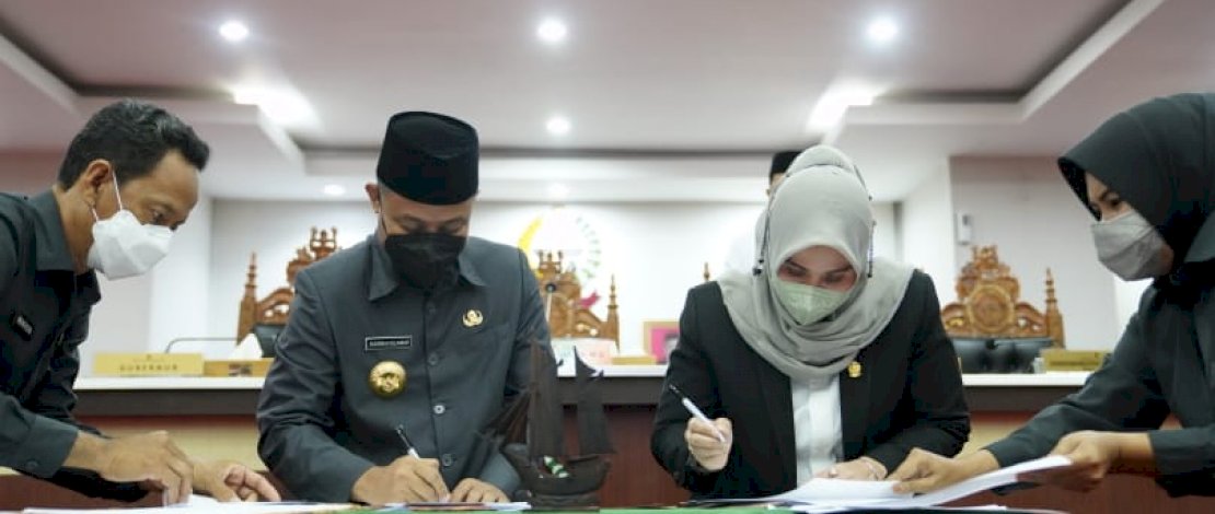 Gubernur - Ketua DPRD Sulsel Teken Persetujuan Bersama 3 Ranperda