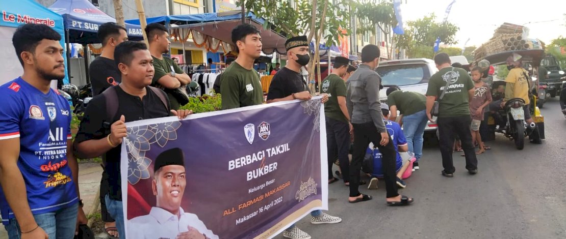 Berkah Ramadan, All Farmasi Makassar Bagi-bagi Takjil Berkah Ramadan, All Farmasi Makassar Bagi-bagi Takjil