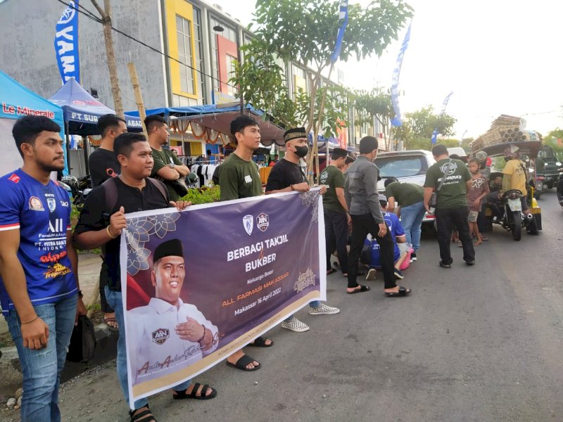 Berkah Ramadan, All Farmasi Makassar Bagi-bagi Takjil