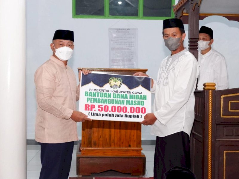 Hari Kedepalan Tarawih Keliling, Wabub Gowa Serahkan Sumbangan Masjid di Kecamatan Parigi 