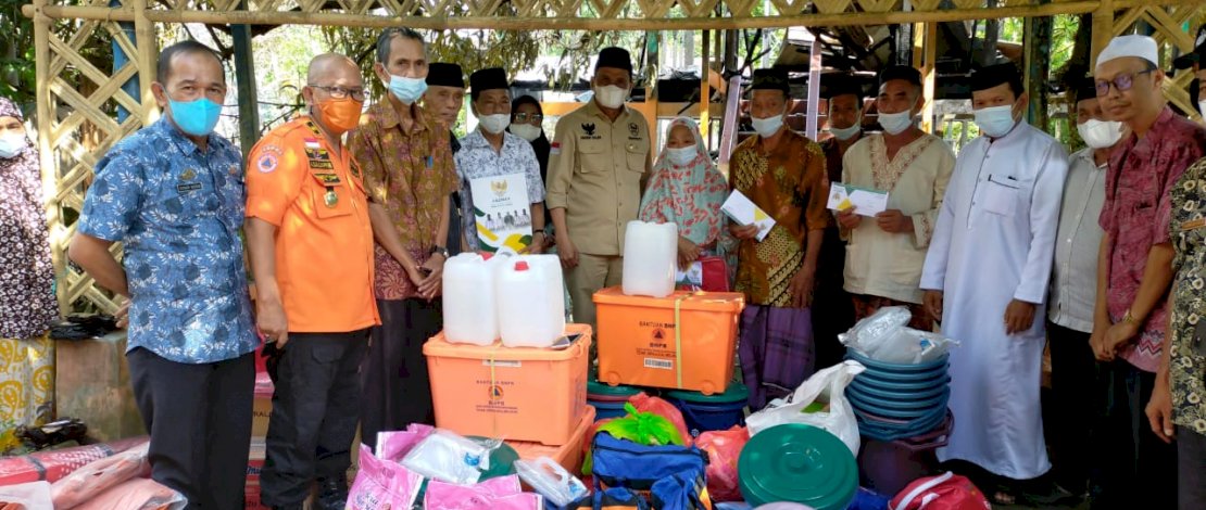 Tiga Rumah Panggung Terbakar di Barru, BPBD Sulsel Salurkan Bantuan Tiga Rumah Panggung Terbakar di Barru, BPBD Sulsel Salurkan Bantuan