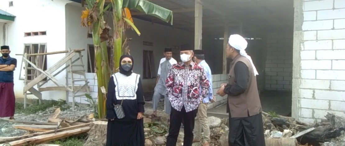 Bupati Luwu, Basmin Mattayang, meresmikan Pondok Pesantren Ummahatul Mukminin Hj Becce Nurhaedah di Jalan Andi Sonde, Desa Paconne, Kecamatan Belopa Utara, Sabtu (23/4/2022).
Bupati Luwu, Basmin Mattayang, meresmikan Pondok Pesantren Ummahatul Mukminin Hj Becce Nurhaedah di Jalan Andi Sonde, Desa Paconne, Kecamatan Belopa Utara, Sabtu (23/4/2022).