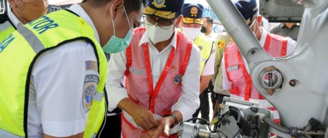 Menhub RI, Budi Karya Sumadi melakukan pengecekan pesawat di Bandara Soekarno Hatta. (dephub.go.id). Menhub RI, Budi Karya Sumadi melakukan pengecekan pesawat di Bandara Soekarno Hatta. (dephub.go.id).