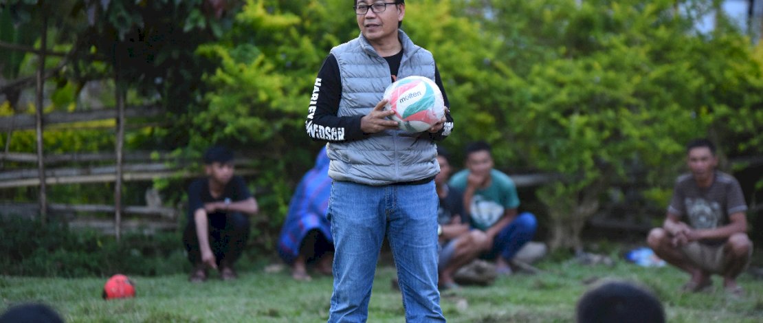 Wabup Lutra Berikan Hadiah Perlengkapan Olahraga Untuk Pemuda Seko Wabup Lutra Berikan Hadiah Perlengkapan Olahraga Untuk Pemuda Seko