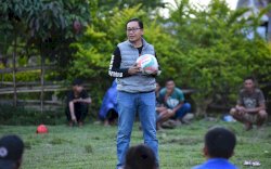 Wabup Lutra Berikan Hadiah Perlengkapan Olahraga Untuk Pemuda Seko