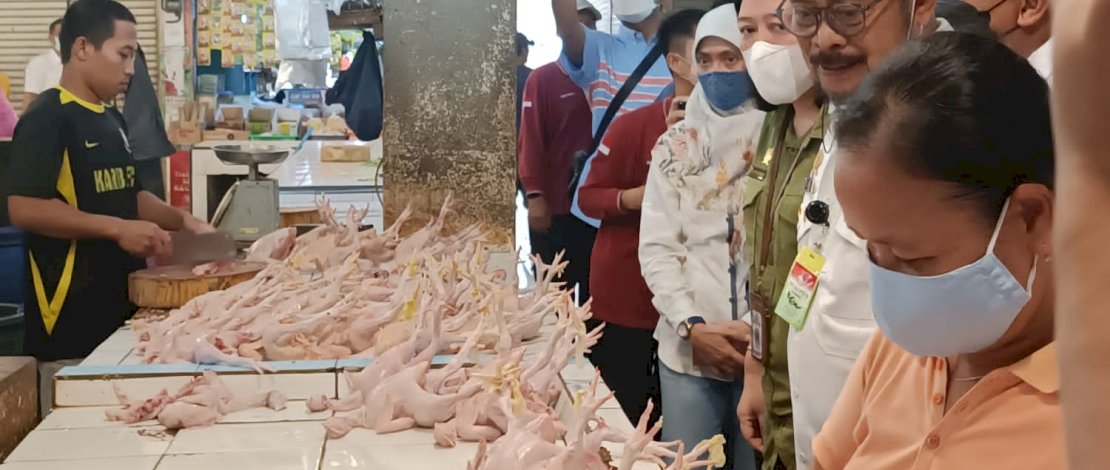 Menteri Pertanian Syahrul Yasin Limpo didampingi  Ketua Kadin DKI Jakarta, Diana Dewi, melakukan inspeksi mendadak ke Pasar Kelapa Dua Tangerang, Banten, pada Minggu, 24 April 2022.