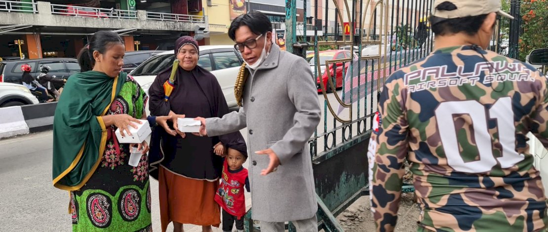 FAI Bagikan 250 Bungkus Takjil Bagi Pengendara di Jalan Pengayoman