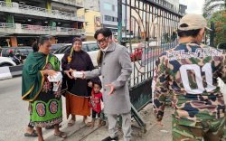 FAI Bagikan 250 Bungkus Takjil Bagi Pengendara di Jalan Pengayoman