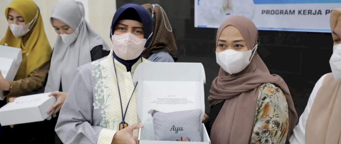 Gelar Pengajian, TP PKK Bagikan Mukenah Bagi Seluruh Peserta 