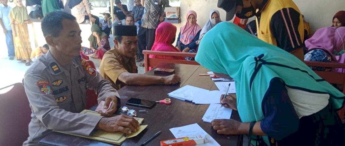 Polres Selayar Mulai Salurkan BLT Pedagang dan Warung Tahap Pertama Polres Selayar Mulai Salurkan BLT Pedagang dan Warung Tahap Pertama