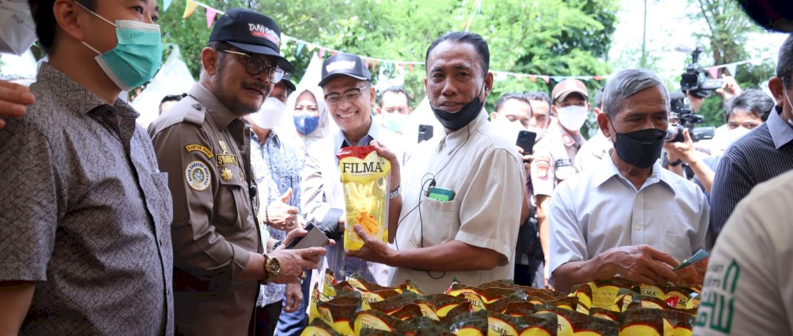 Menteri Pertanian Syahrul Yasin Limpo membuka Pasar Tani Bazar Ramadan di halaman parkir, Kantor Pusat Kementerian Pertanian, Selasa, 26 April 2022.