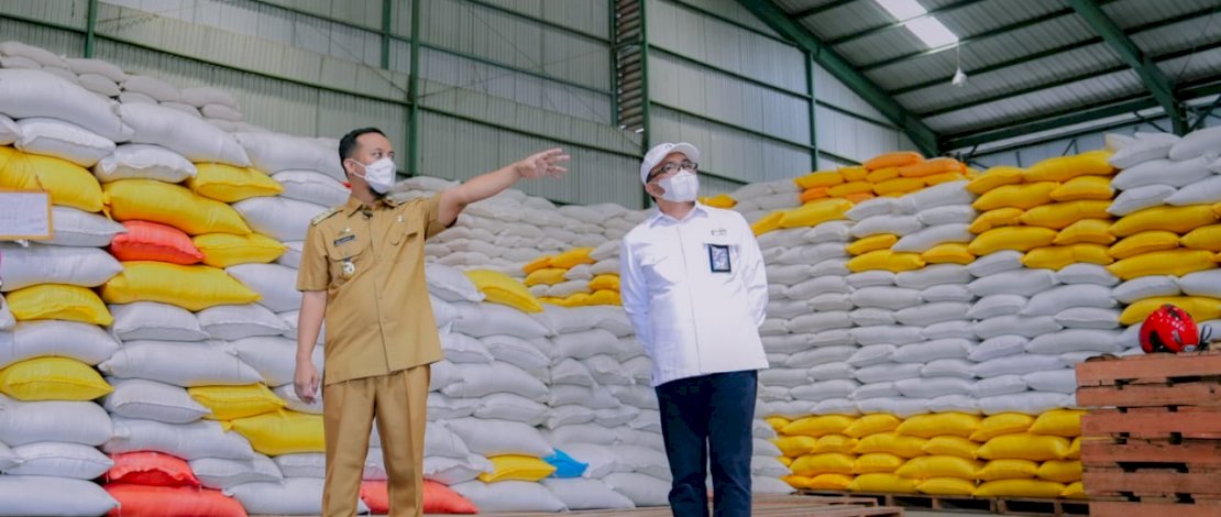 Gubernur Sulsel, Andi Sudirman Sulaiman, saat berkunjung di Perum Bulog Kantor Wilayah Sulselbar Cabang Makassar, di Gudang Panaikang, Jalan Urip Sumoharjo, Makassar, Selasa 26 April 2022.