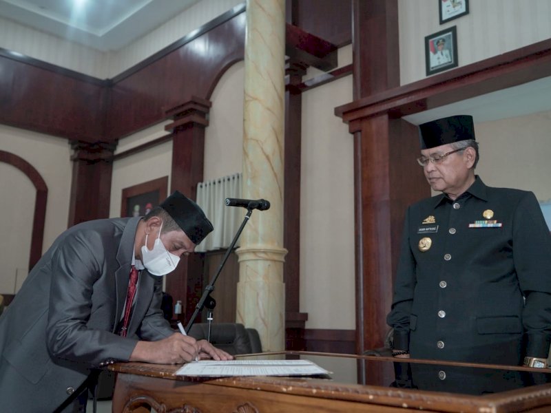 Lantik Pejabat Lingkup Pemkab Luwu, Ini Pesan Bupati Basmin Mattayang