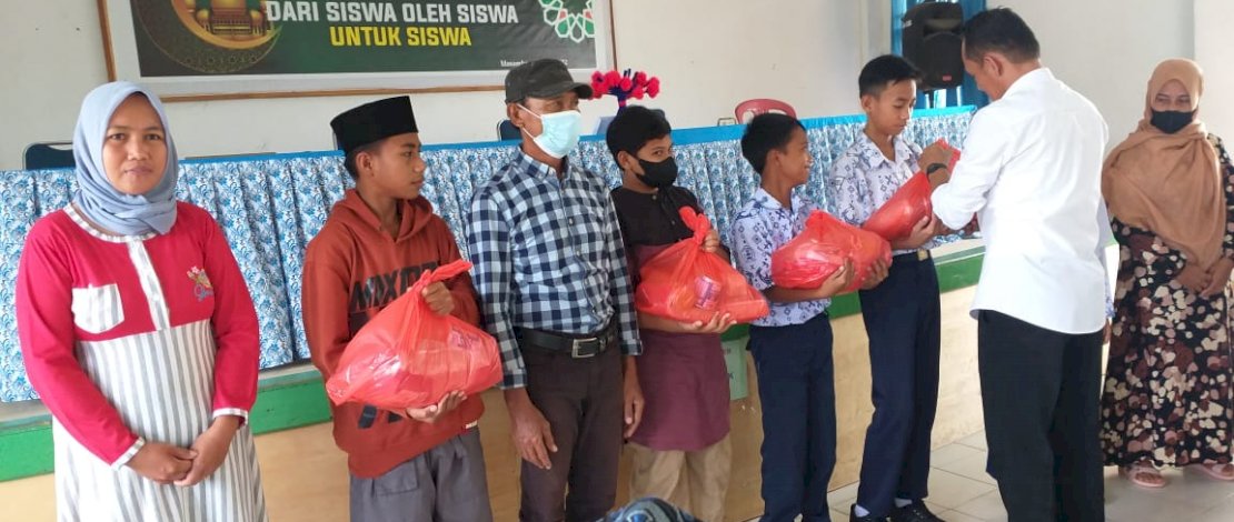 Osis SMP 4 Masamba Bantu Siswa Kurang Mampu