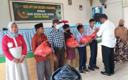 Osis SMP 4 Masamba Bantu Siswa Kurang Mampu