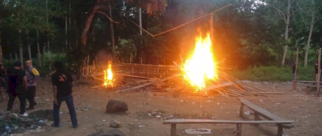Polisi Bakar Arena Perjudian Sabung Ayam di Bulukumba Polisi Bakar Arena Perjudian Sabung Ayam di Bulukumba