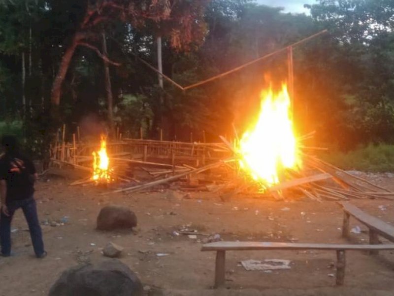 Polisi Bakar Arena Perjudian Sabung Ayam di Bulukumba