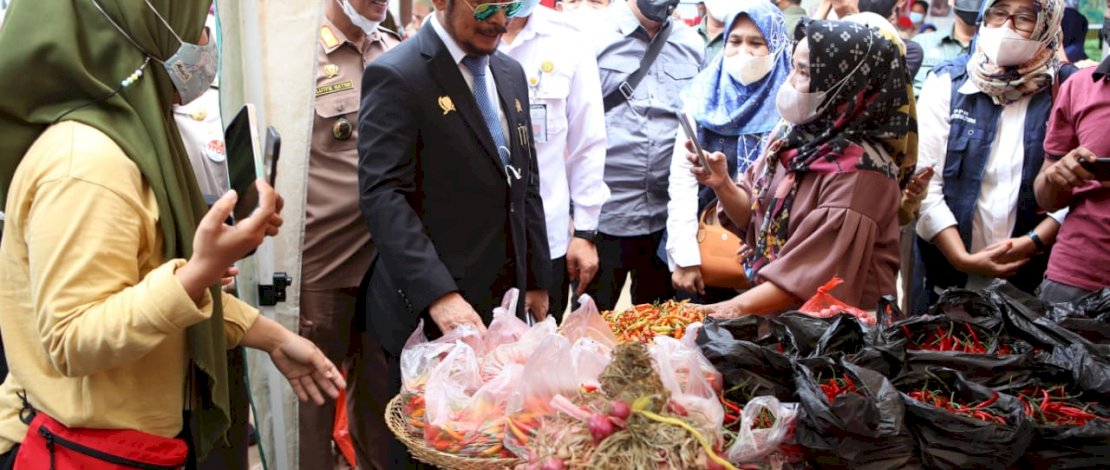 Menteri Pertanian, Syahrul Yasin Limpo, membuka Pasar Tani dan Gelar Pangan Berkualitas yang diselenggarakan Balai Besar Karantina Pertanian Kementerian Pertanian Makassar, Rabu, 27 April 2022.