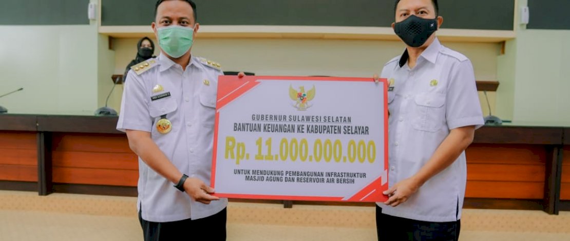 Gubernur Sulawesi Selatan (Sulsel), Andi Sudirman Sulaiman, menyerahkan bantuan keuangan kepada Pemerintah Daerah Kabupaten Kepulauan Selayar yang diterima Bupati Muhammad Basli Ali, di Ruang Rapat Pimpinan Kantor Gubernur, Rabu, 27 April 2022.