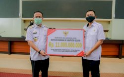 Gubernur Sulsel Salurkan Bantuan Keuangan untuk Pembangunan Masjid Agung dan Reservoir Air Minum Selayar