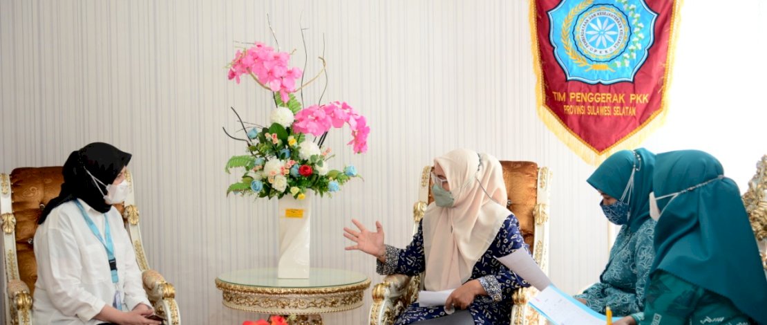 Senior Program Manager MPHD USAID Sulsel, Salwa Mochtar, bersama Tim Penggerak PKK Sulsel, membahas program untuk menurunkan angka kematian ibu dan bayi, di Rumah Jabatan Wakil Gubernur Sulsel, Rabu, 27 April 2022. Senior Program Manager MPHD USAID Sulsel, Salwa Mochtar, bersama Tim Penggerak PKK Sulsel, membahas program untuk menurunkan angka kematian ibu dan bayi, di Rumah Jabatan Wakil Gubernur Sulsel, Rabu, 27 April 2022.