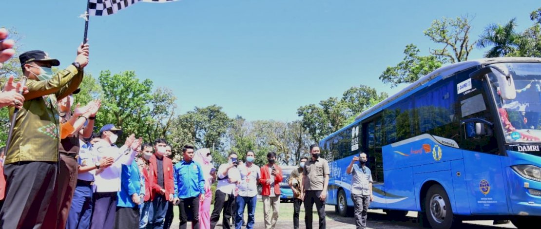 Gubernur Sulsel, Andi Sudirman Sulaiman,  melepas secara perdana keberangkatan 16 bus mudik gratis, di halaman Rumah Jabatan Gubernur, Jalan Jenderal Sudirman Makassar, Kamis, 28 April 2022.